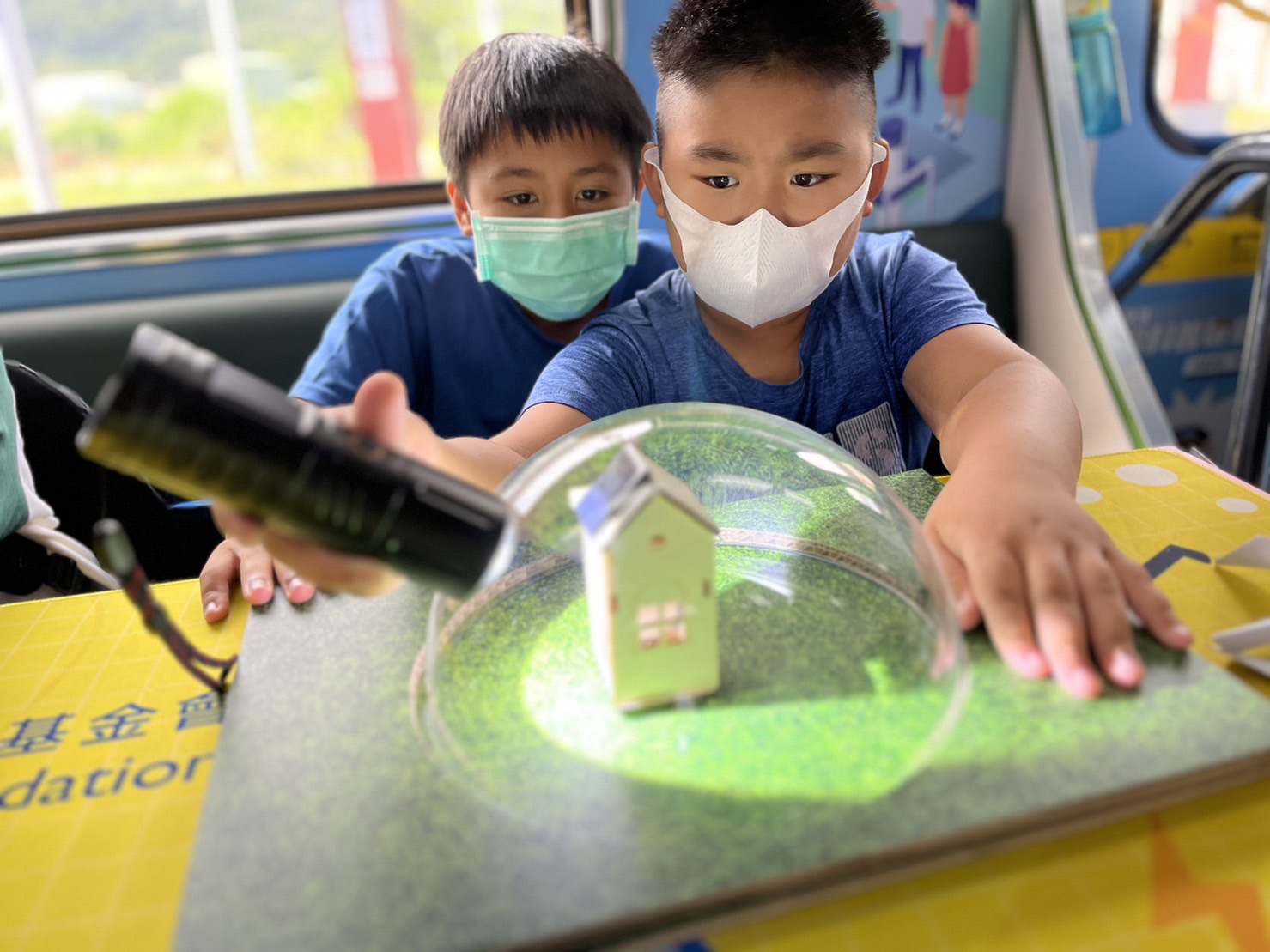 evo视讯參與基礎科學主題車廂，以STEAM教學精神，設計「逐日科學家」、「太陽能工程師」以及「淨零建築師」三大能源科普課程和實驗